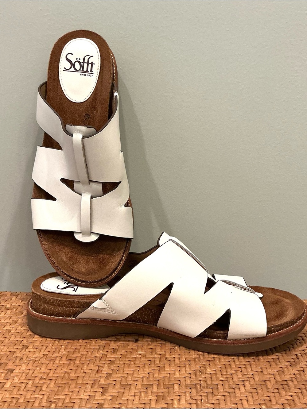 Söfft White Leather Balin Cutout Slide Sandals EUC